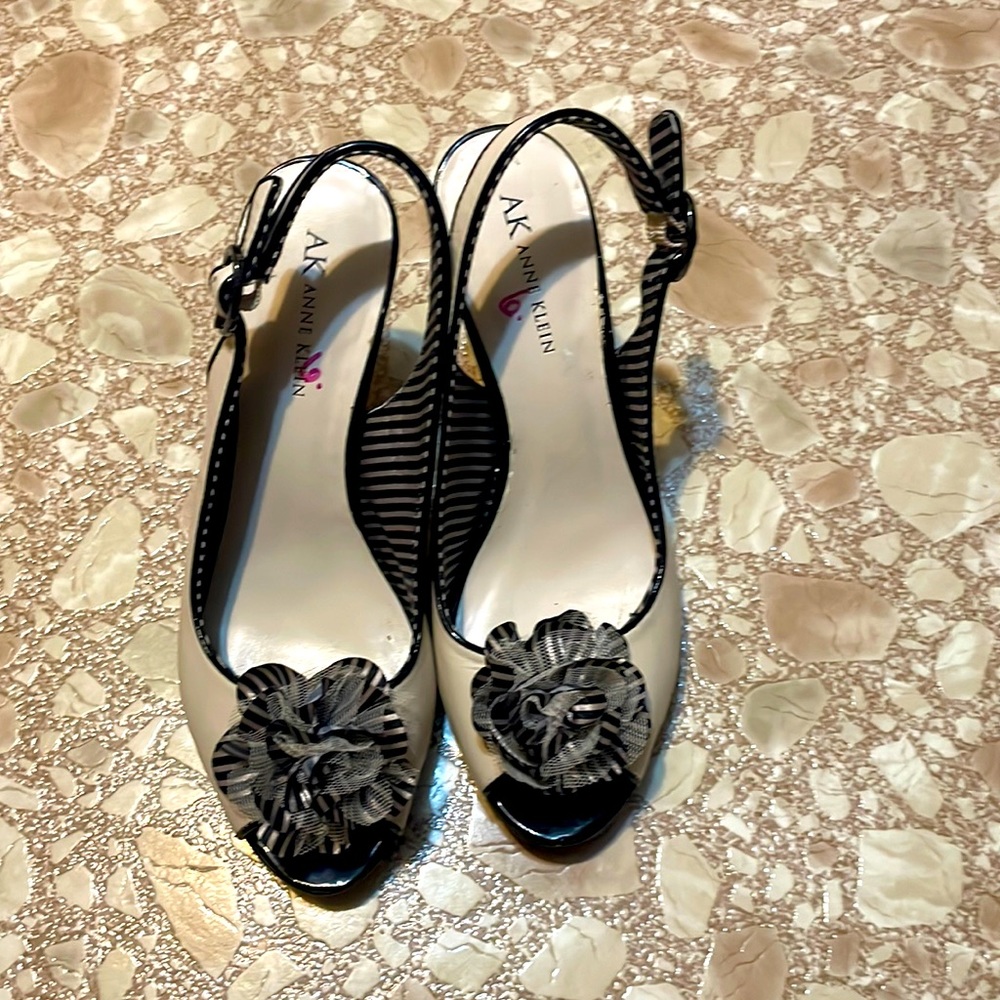 Vintage AK Anne Klein, women heel, size 7.5 M good condition